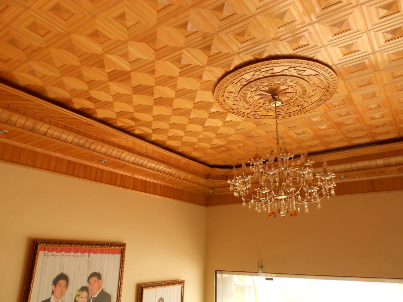 Trần gỗ phòng khách-Trần làm bằng gỗ pơmu tam cấp.